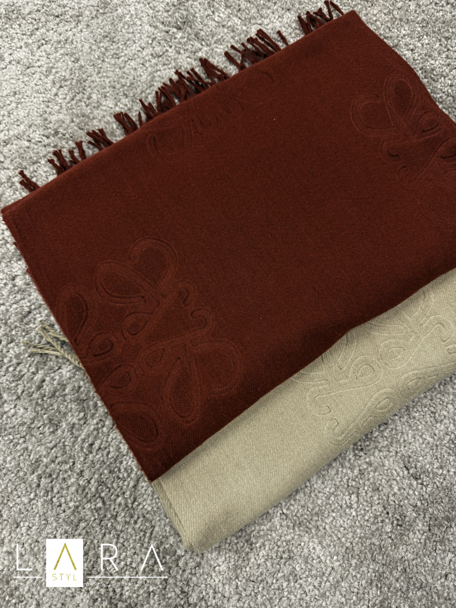 Dámsky šál s jemnou potlačou