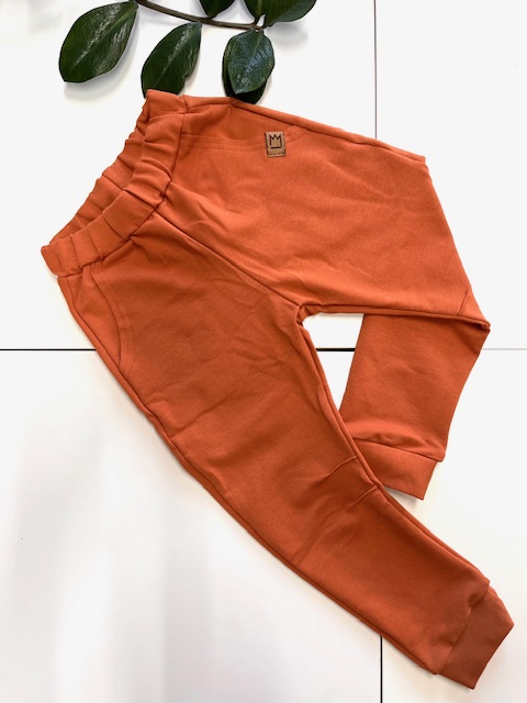 Štýlové chlapčenské nohavice, teracota